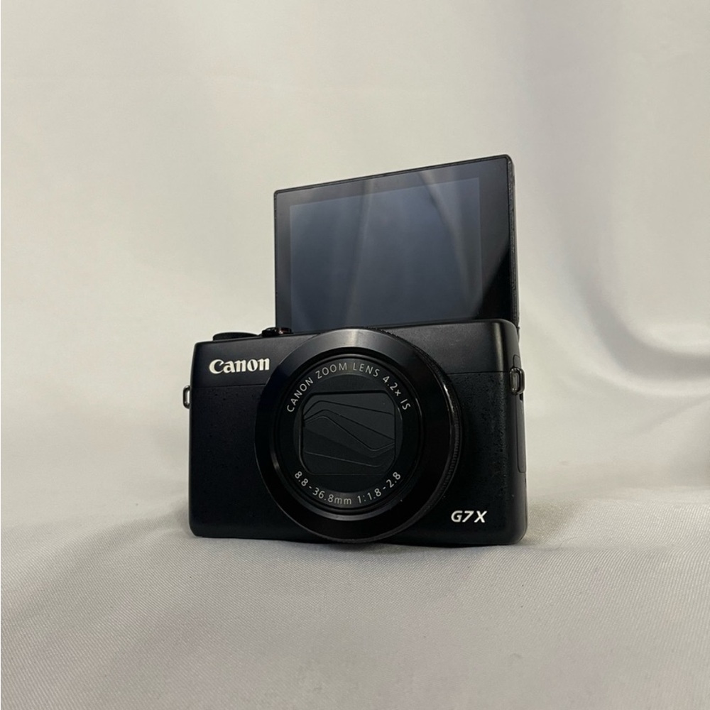 Canon Powershot g7x M1 Digital Camera (+ free 2 batteries and charger + case)